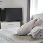 Σπίτι διακοπών Modern 3 Bed With Garden, Free Parking And Wi-fi *
