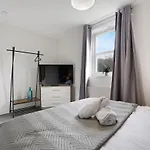 Modern 3 Bed With Garden, Free Parking And Wi-fi Σπίτι διακοπών Wilton (North Yorkshire)