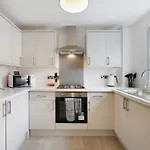 Modern 3 Bed With Garden, Free Parking And Wi-fi *