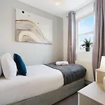 Modern 3 Bed With Garden, Free Parking And Wi-fi *