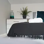 Modern 3 Bed With Garden, Free Parking And Wi-fi *