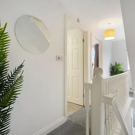 Modern 3 Bed With Garden, Free Parking And Wi-fi *