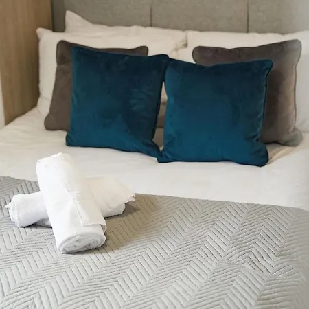 Modern 3 Bed With Garden, Free Parking And Wi-fi Hébergement de vacances