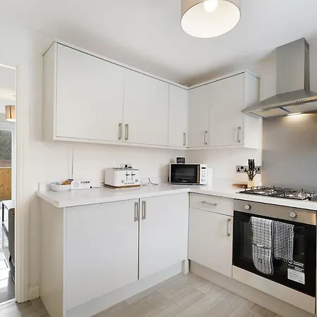 Modern 3 Bed With Garden, Free Parking And Wi-fi Hébergement de vacances