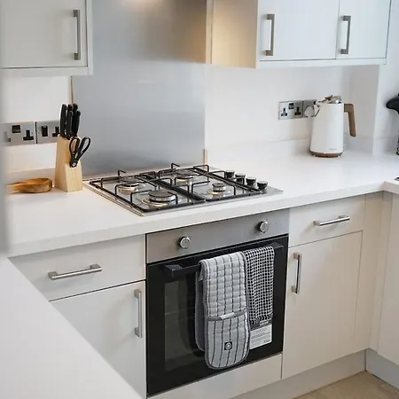 Modern 3 Bed With Garden, Free Parking And Wi-fi Hébergement de vacances *