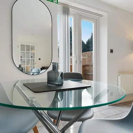 Hébergement de vacances Modern 3 Bed With Garden, Free Parking And Wi-fi *