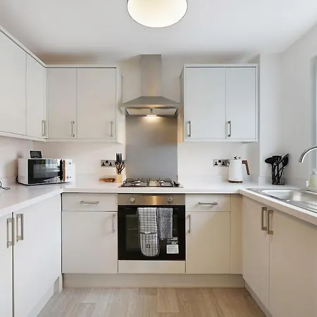 Modern 3 Bed With Garden, Free Parking And Wi-fi *