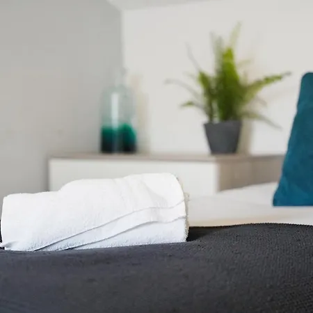 Modern 3 Bed With Garden, Free Parking And Wi-fi *