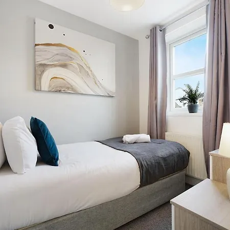 Modern 3 Bed With Garden, Free Parking And Wi-fi *