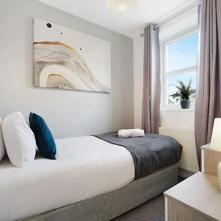 Hébergement de vacances Modern 3 Bed With Garden, Free Parking And Wi-fi *