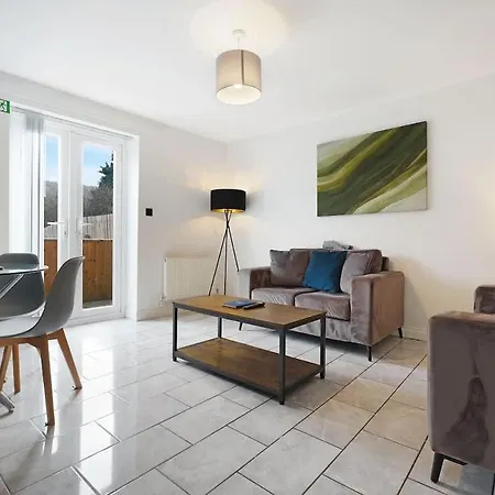 Modern 3 Bed With Garden, Free Parking And Wi-fi Hébergement de vacances Wilton (North Yorkshire)
