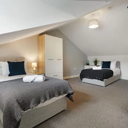 Modern 3 Bed With Garden, Free Parking And Wi-fi *