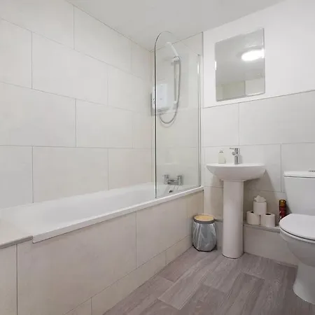 Modern 3 Bed With Garden, Free Parking And Wi-fi Hébergement de vacances Wilton (North Yorkshire)