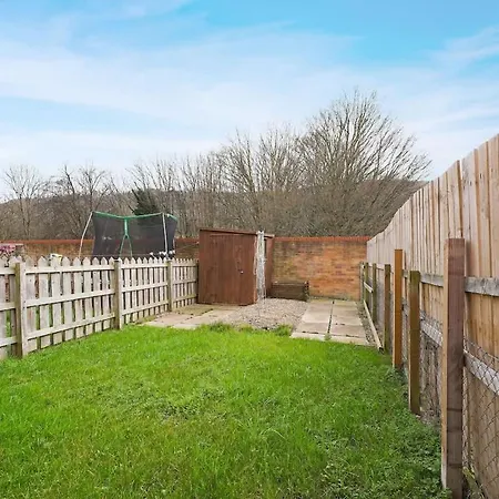 Modern 3 Bed With Garden, Free Parking And Wi-fi *