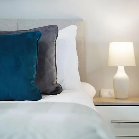 Modern 3 Bed With Garden, Free Parking And Wi-fi Hébergement de vacances