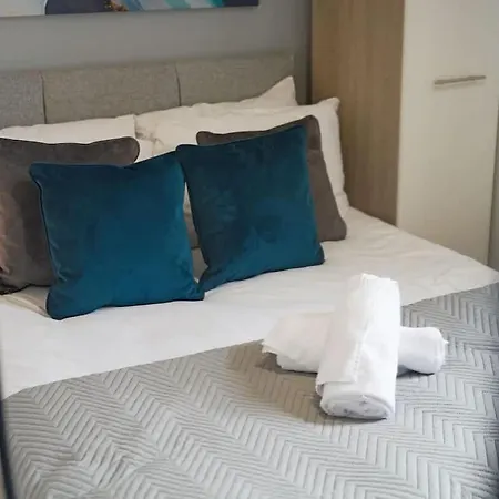 Modern 3 Bed With Garden, Free Parking And Wi-fi Hébergement de vacances