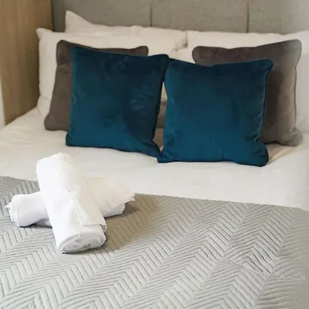Modern 3 Bed With Garden, Free Parking And Wi-fi * Wilton (North Yorkshire)