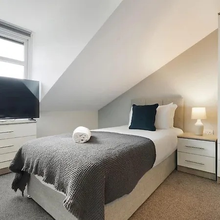 Modern 3 Bed With Garden, Free Parking And Wi-fi