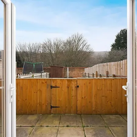 Modern 3 Bed With Garden, Free Parking And Wi-fi *