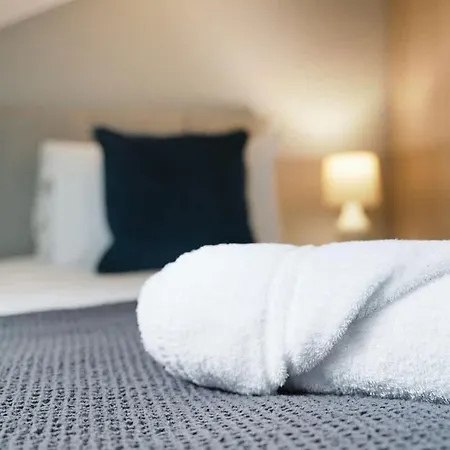 Modern 3 Bed With Garden, Free Parking And Wi-fi Hébergement de vacances *