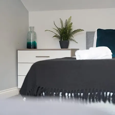 Modern 3 Bed With Garden, Free Parking And Wi-fi Hébergement de vacances *
