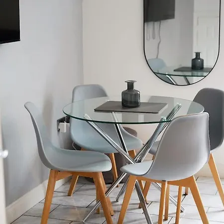 Modern 3 Bed With Garden, Free Parking And Wi-fi * Wilton (North Yorkshire)