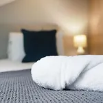 Modern 3 Bed With Garden, Free Parking And Wi-fi *