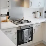 Modern 3 Bed With Garden, Free Parking And Wi-fi 度假居 *